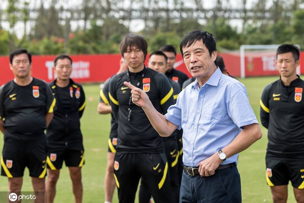 尼克斯得到阿努诺比等球员 送出巴雷特+奎克利+1次轮尼克斯官方今日宣布，球队已与猛龙达成交易，得到OG-阿努诺比、阿丘瓦和弗林，送出巴雷特、奎克利和一个2024年的次轮签（来自活塞）。